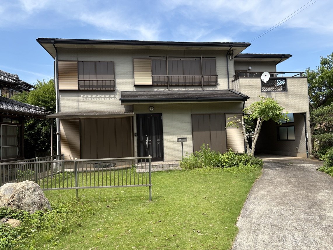 はくもくれんの外観。2階建の戸建で、庭と駐車場がある
