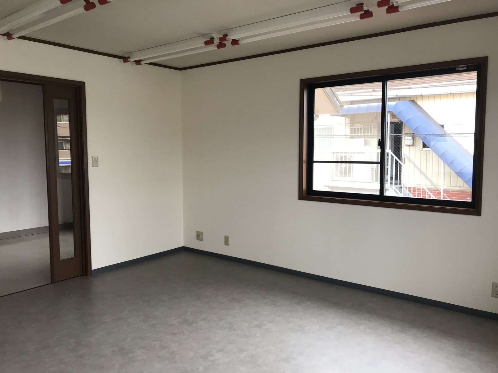 202号室の中。窓のある12帖の部屋。2022年11月に撮影
